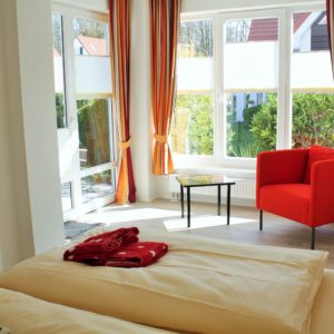 malerhaus-kuhse-ferienwohnung-stockrose-schlafzimmer-terrasse