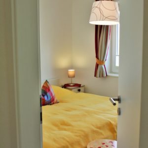 malerhaus-kuhse-ferienwohnung-stockrose-schlafzimmer