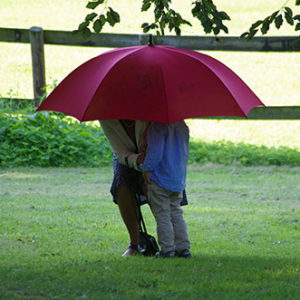 malerhaus-kuhse-menschen-regenschirm